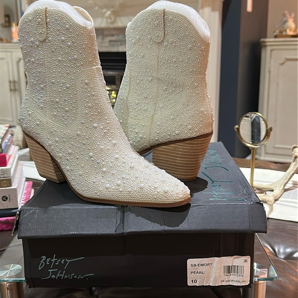 Betsey Johnson Emory Pearl Western Boot in Pearl Accent, Size 10. NIB, Unworn 🔥 - Picture 2 of 16